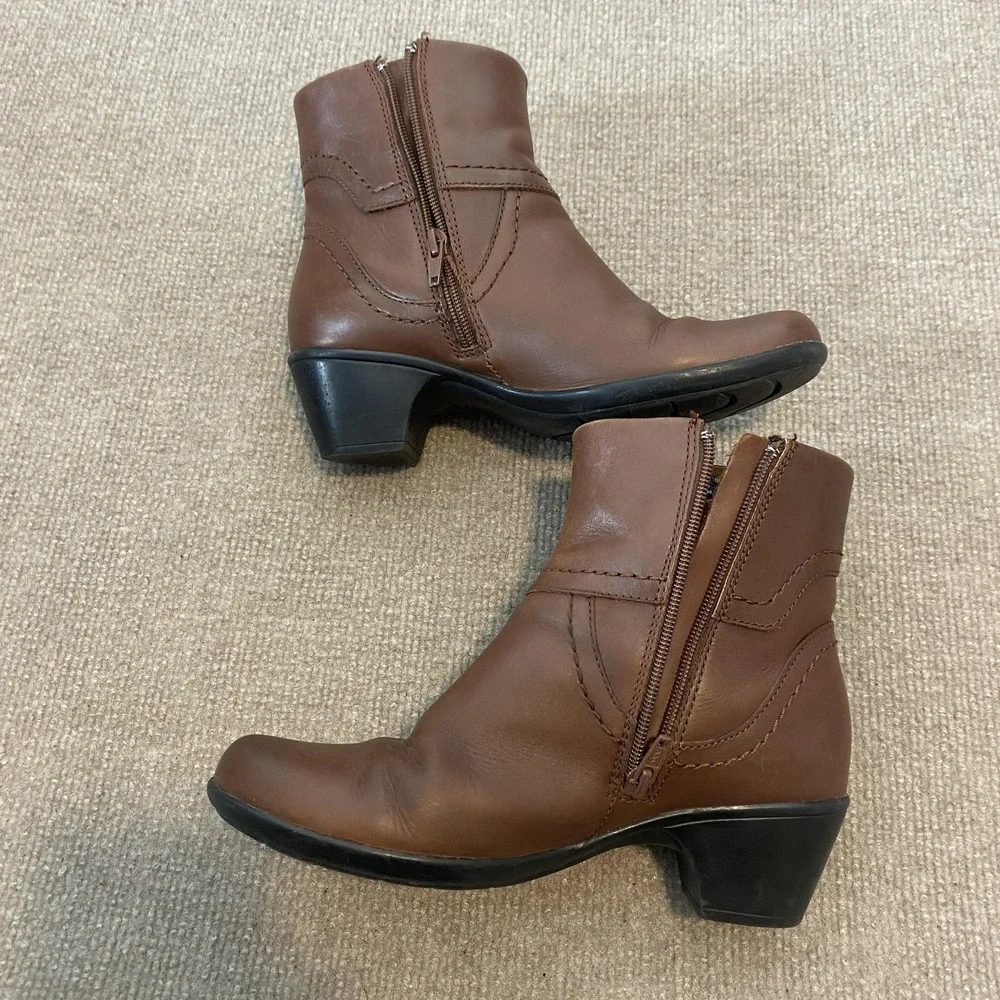 Clarks Booties Womens Size‎ 7 Brown Leather Ankle Zip Buckle Low Heel Bendables